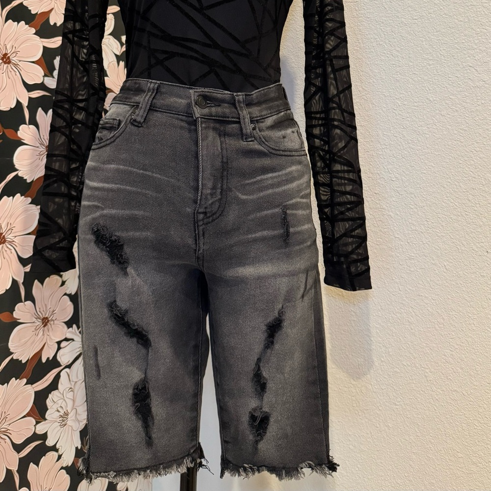 No Boundaries Cut-Off Shorts Women’s 7 Black Denim Distressed High-Rise